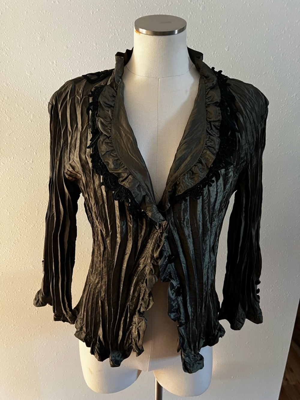 NWOT - M - PAT DAHNKE - Ruffled Black Crinkle 100% polyester Women's Top